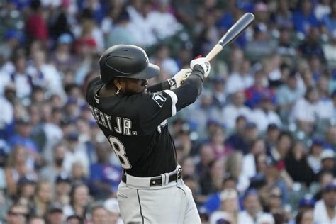 White Sox outfielder Luis Robert Jr. returns to starting lineup after finger injury